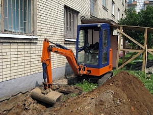 Окопка фундаментов под утепление и гидроизоляцию