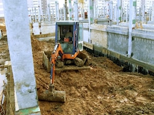 Мини-экскаватор Schaeff HR-12 на строительстве средней школы в микрорайоне Лошица г. Минска.