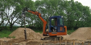 Бурение отверстий под заборы или опоры ограждений