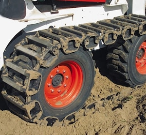 Аренда мини-погрузчика Bobcat с комплектом гусениц