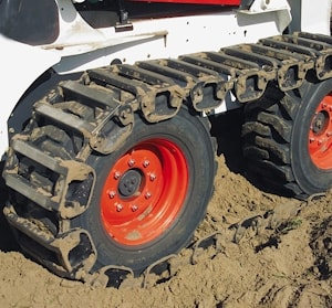 Аренда мини-погрузчика Bobcat с комплектом гусениц