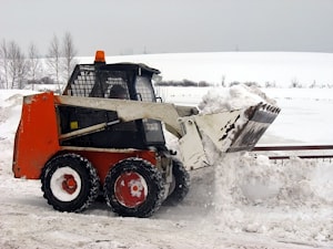 Уборка снега мини-погрузчиком Bobcat